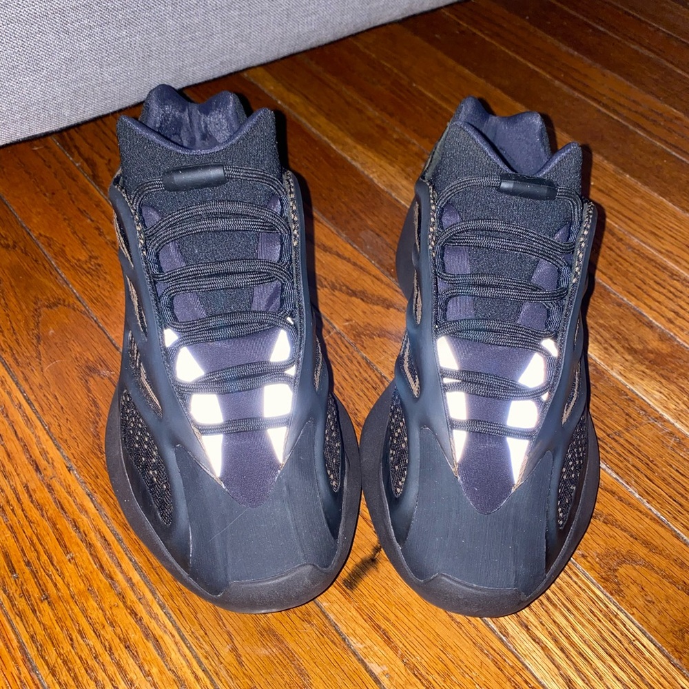 adidas Yeezy 700 V3 Clay Brown - Size 6